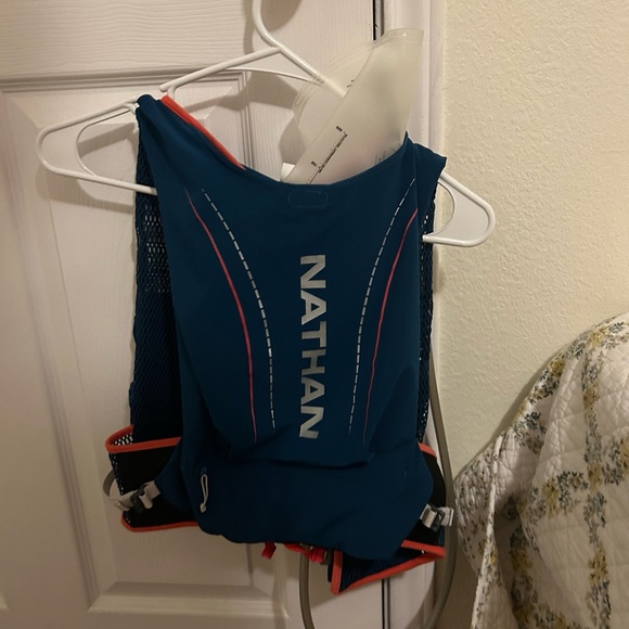 VaporAiress Lite 4 Liter Women's Hydration Vest - Picture 2 of 2